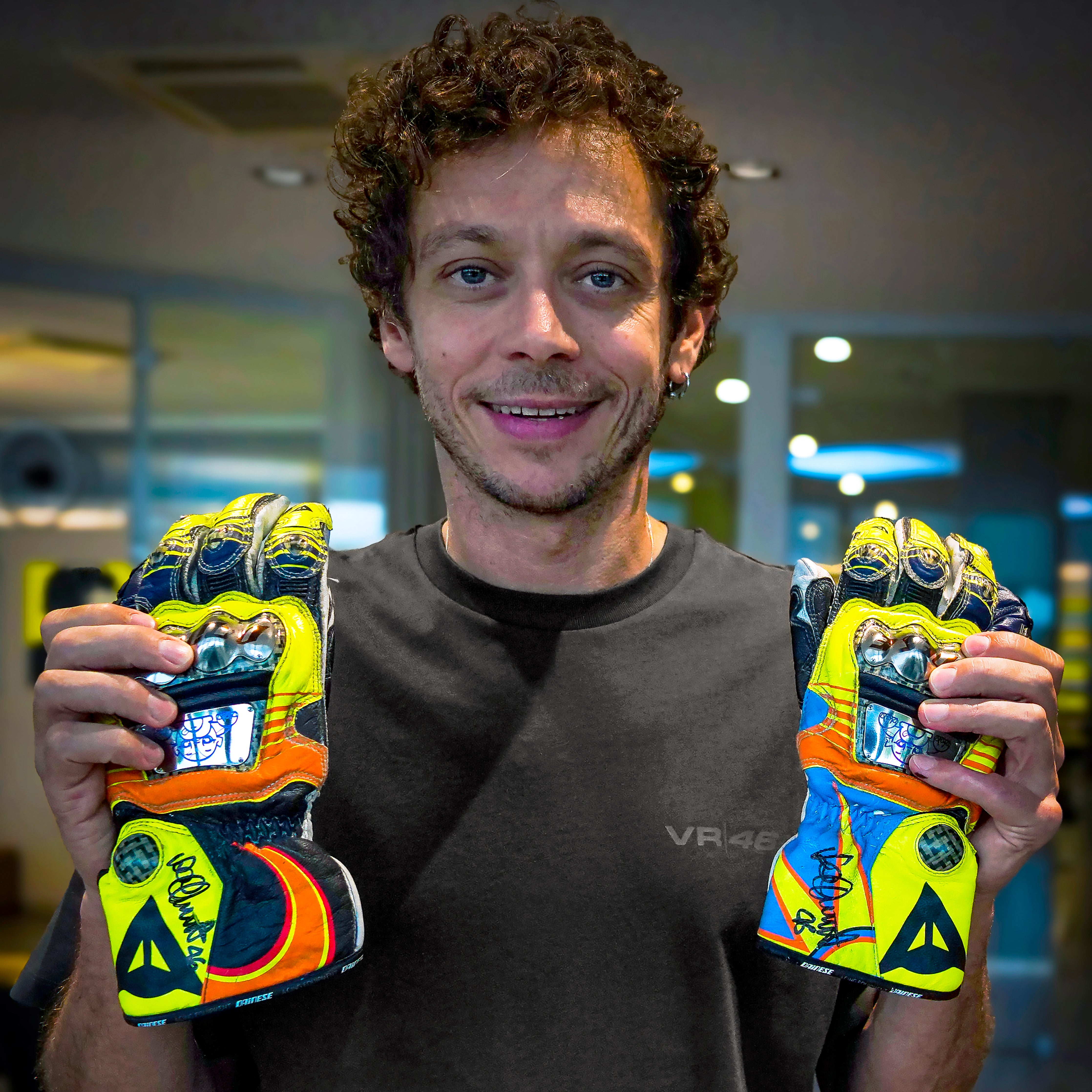 LOT 103 - VALENTINO ROSSI-2014 MOTOGP-MOVISTAR YAMAHA-GLOVES-USED-SIGNED